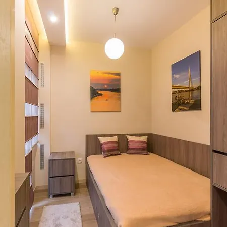 Apartment 1a Moment *